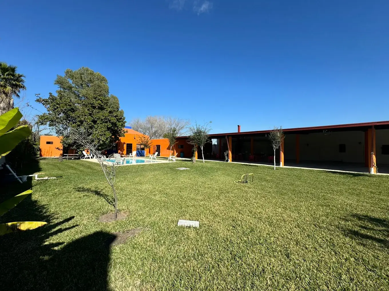 Renta de quintas con alberca en cadereyta casa color naranja y jarddin grande para niños y fin de semana