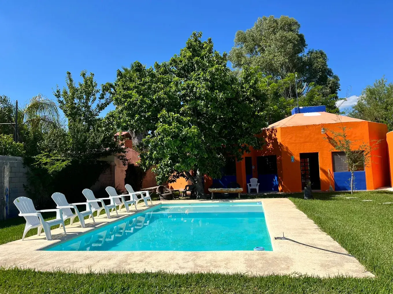 Renta de quintas con alberca en cadereyta casa color naranja